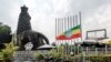 Vue de la place devant le théâtre national d'Éthiopie où le drapeau national est à moitié abaissé alors que la nation pleure à Addis-Abeba, le 24 juin 2019.