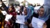 Perempuan Afghanistan bernyanyi selama protes di Kabul, Afghanistan, 21 Oktober 2021. (Foto: AP)