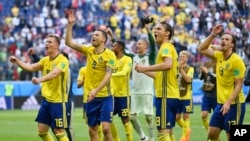 Tim Swedia merayakan kemenangan atas Swedia dalam laga 16 besar Piala Dunia antara Swiss dan Swedia di Stadion St. Petersburg, Rusia, 3 Juli 2018.