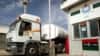 Un camion-citerne chargé quitte une raffinerie de pétrole à Zawiya, Libye, 23 septembre 2011. 