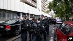 Policija patrolira blizu bivše redakcije časopisa Šarli Ebdo, 25. septembar 2020.