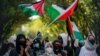 Para pedemo berkumpul di gerbang masuk Columbia University di New York City untuk mendukung para mahasiswa yang mengunci diri gedung Hamilton Hall di tengah konflik Israel dan Hamas, 30 April 2024. (Foto: David Dee Delgado/Reuters)