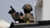 Un membre des forces de sécurité égyptiennes sur un véhicule monte la garde dans la station balnéaire de la mer Rouge de Charm el-Cheikh, en Égypte, le 24 février 2019. (Photo: REUTERS/Mohamed Abd El Ghany)