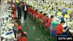 Suasana tempat pelatihan kerja di pabrik pakaian di Hotan, Xinjiang, barat laut China, 9 Januari 2019. (CCTV via AP Video, File)