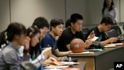 德克萨斯大学达拉斯分校的中国学生参加新生入学培训。