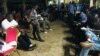 Des responsables politiques dans la cour de la Commission électorale nationale indépendante (CENI), Ouagadougou le 23 septembre 2020 (VOA/Lamine Traoré)